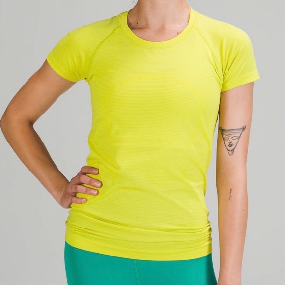 Lululemon Swiftly Tech Short Sleeve 2.0 - Yellow Serpentine - Size 6 - Picture 2 of 3
